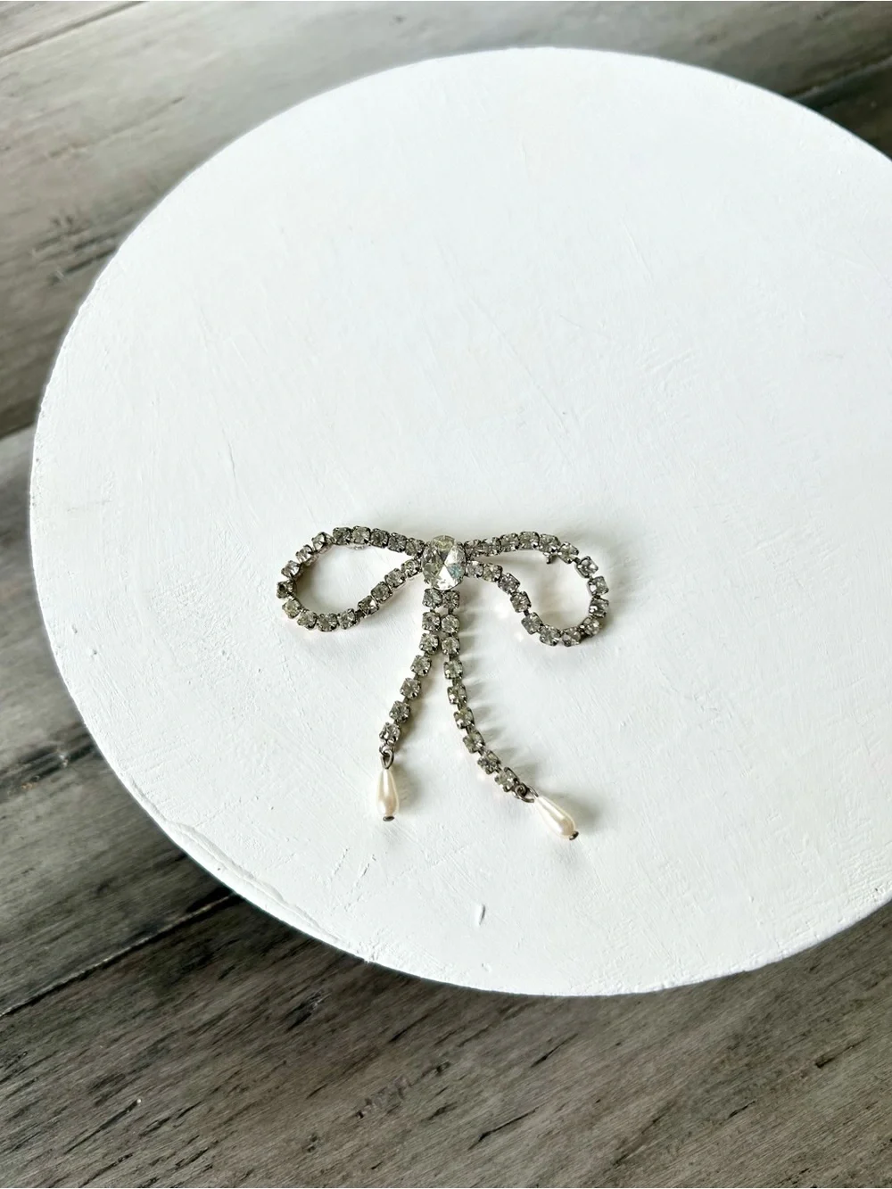 💸 5/20 Vintage Clear Rhinestone Bow-Shaped Brooch w/ Dangling Pearls